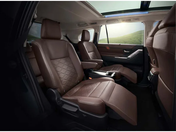 toyota innova hycross innova-hycross-gx-o-petrol-automatic-cvt-8-str-platinum-white-pearl interior
